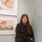 ”Det kommer alltid en historia”  Maria Nilsson Thores originalillustrationer visas på Bror Hjorths hus 